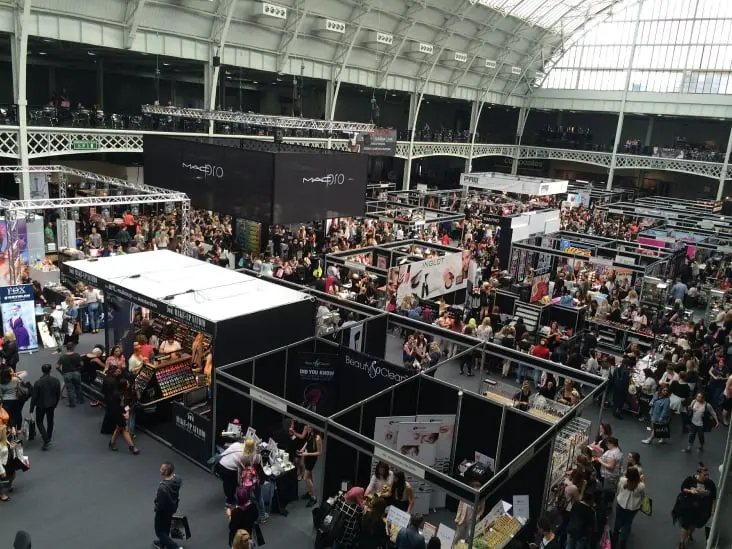 Jack Thomson performing at a trade shows event